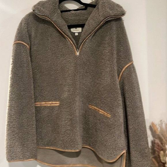 Tuckernuck women’s pullover jacket - small - great condition- quarter zip - Picture 1 of 3